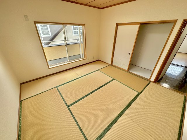 玉村町五料　中古住宅の寝室|8畳間の2階寝室はバルコニーに続く大きな窓から暖かい日差しが差し込みます。