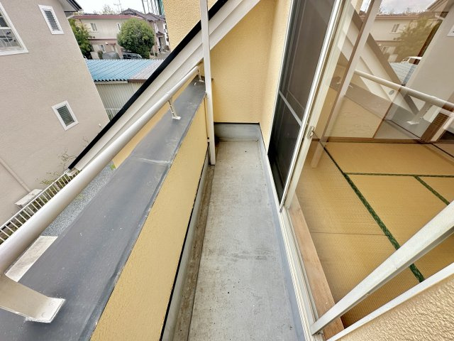 玉村町五料　中古住宅のバルコニー|ちょうどいいサイズのバルコニー。お布団干すのに良いですね!