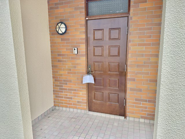 玉村町五料　中古住宅の玄関|天井があるので雨の心配いらずです。