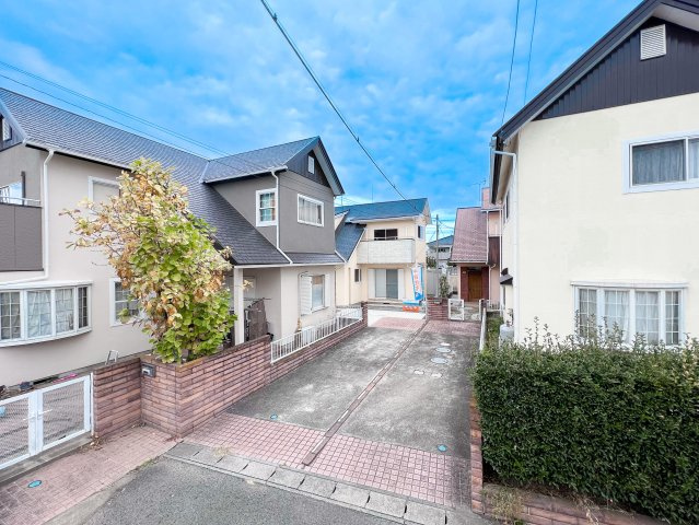 玉村町五料　中古住宅の前面道路含む現地写真|プライバシーの守られる立地です♪