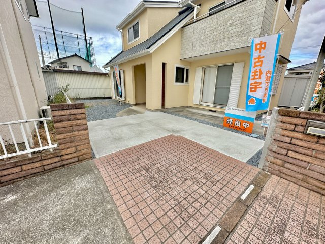 玉村町五料　中古住宅の駐車場|土間・レンガタイル施工済みで安心して駐車できます!