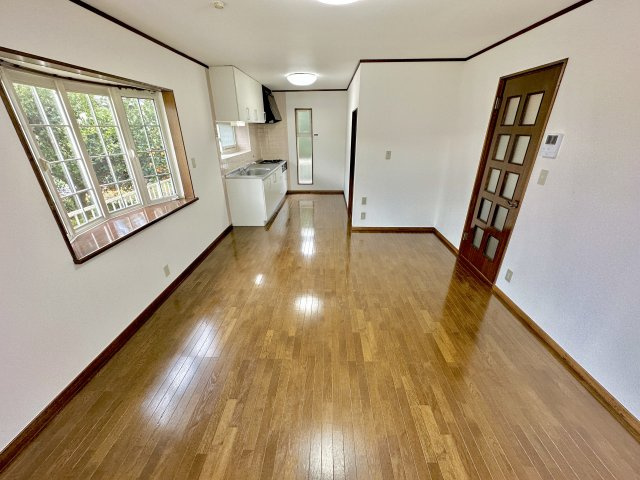 玉村町五料　中古住宅の居間・リビング|かわいらしい出窓には家族の写真など飾れます♪