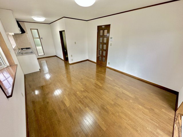 玉村町五料　中古住宅の居間・リビング|リフォーム済みで木目の温かみを感じられます。