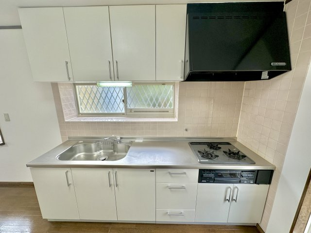 玉村町五料　中古住宅のキッチン|収納スペースたっぷりあります。