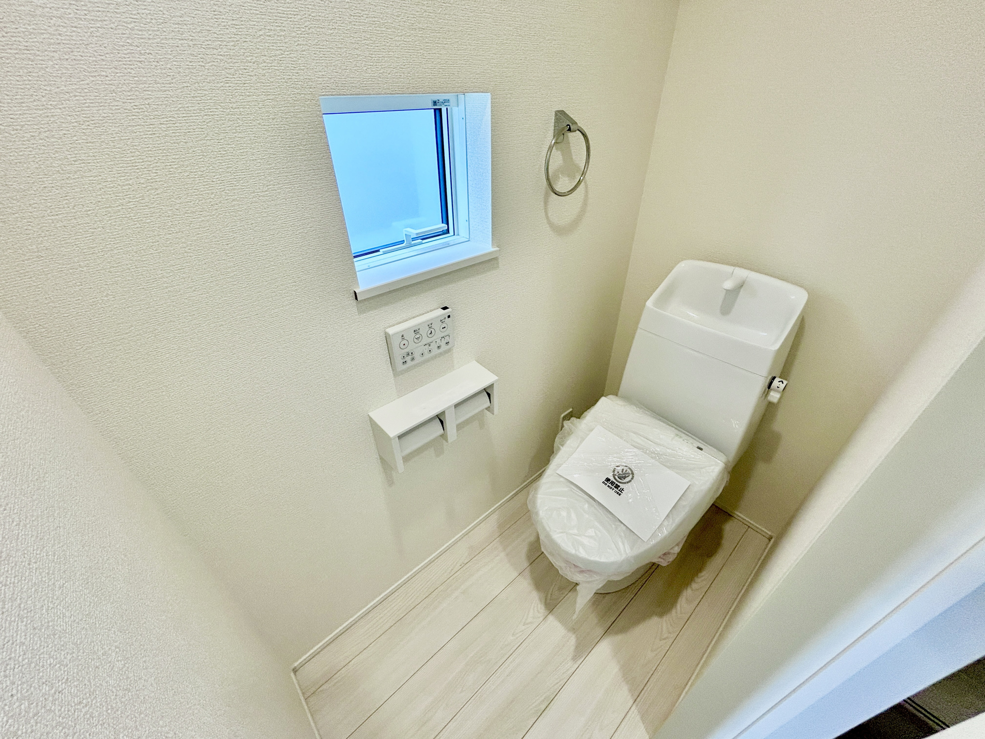 玉村町斎田第２期　新築住宅全7棟のトイレ|節水型でエコなトイレには、今では当たり前の洗浄便座付き。便座を温める機能もついていて、居心地良くてトイレから出られなくなるかも！換気用に換気扇はもちろん、窓も着いているので常に快適ですね♪
