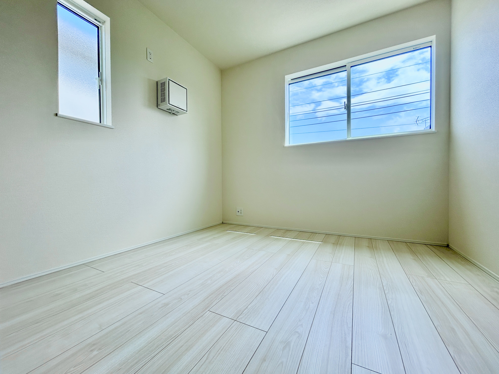 玉村町斎田第２期　新築住宅全7棟の子供部屋|充分な広さと収納機能を備えた部屋はお子様の自発性と成長を促します。お子様の成長を支える、勉強や好きなことに没頭する学びの空間にどうぞ。
