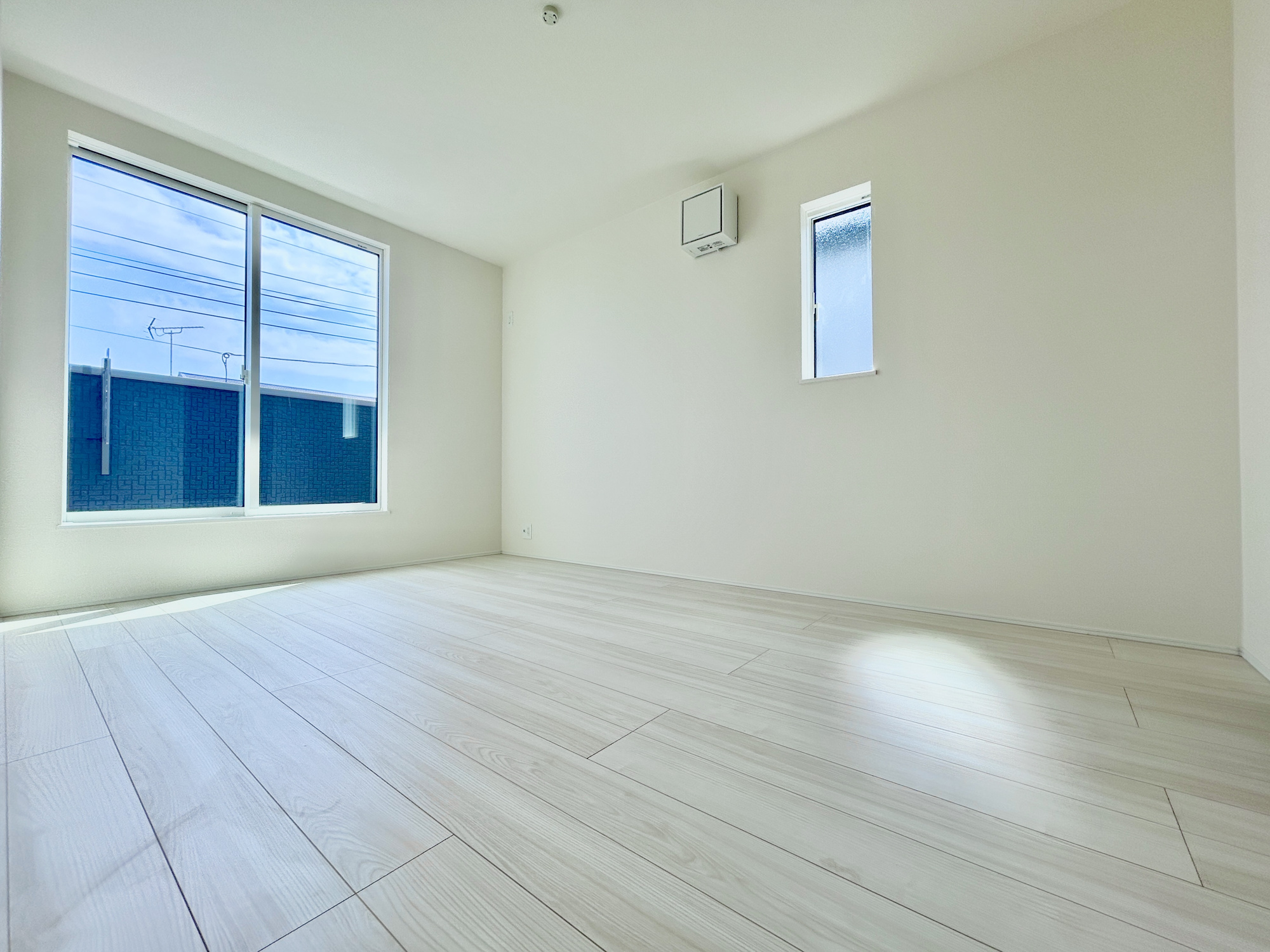 玉村町斎田第２期　新築住宅全7棟の寝室|広々とした居住空間は日々の暮らしを彩り、心のやすらぎと満足感を与えてくれます。通風と採光を考慮した設計は子供たちはのびのび育ち、家族でくつろぎと団らんを生み出します。
