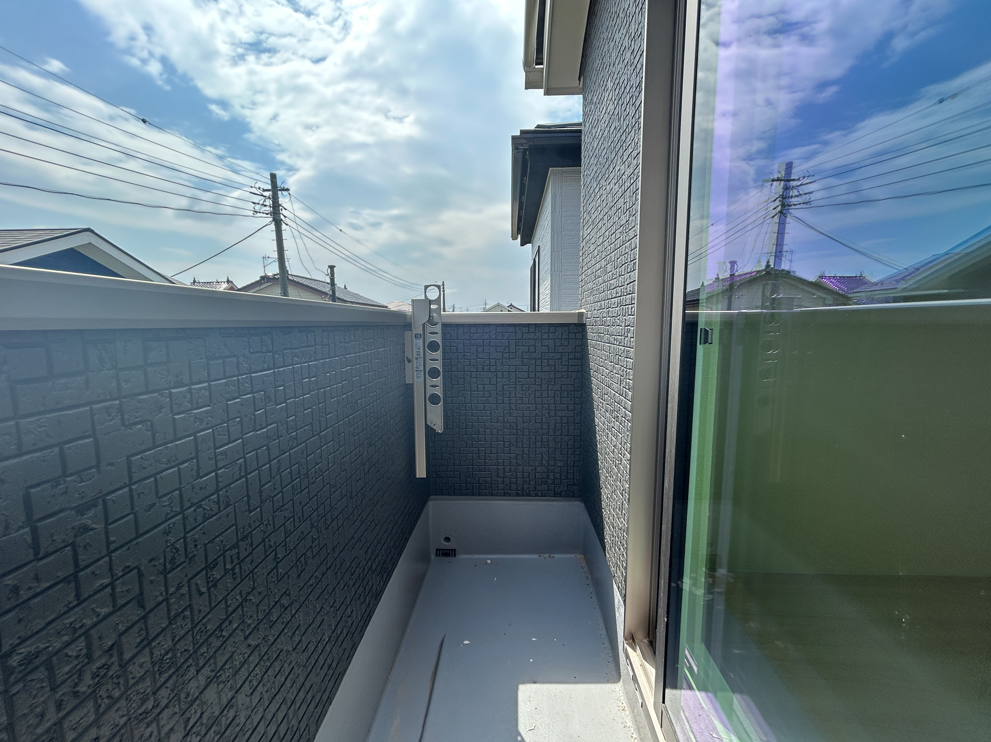 玉村町斎田第２期　新築住宅全7棟のバルコニー|南向きで陽当りの良いバルコニーは、物干しセットを追加すれば、一度にたくさんのお洗濯物が干せるのが魅力！バルコニーは洗濯物を干すだけの場所じゃなく、家族のゆとりのある時間を演出するプライベート空間。
