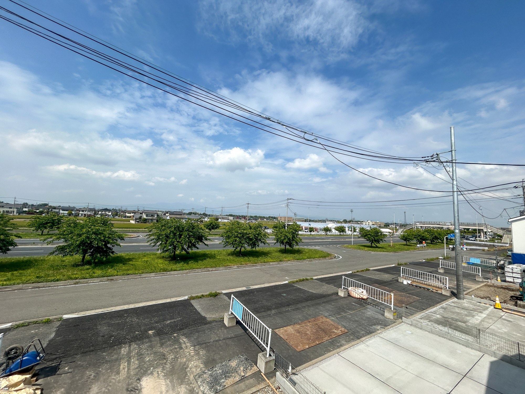玉村町斎田第２期　新築住宅全7棟の展望|前面道路は閑静な住宅地をはしる車通りの少ない道路。お車の出し入れが苦手なママや小さなお子様にも安心ですね。しっかり舗装もされているので、ベビーカーや自転車で通っても快適に通行できます。
