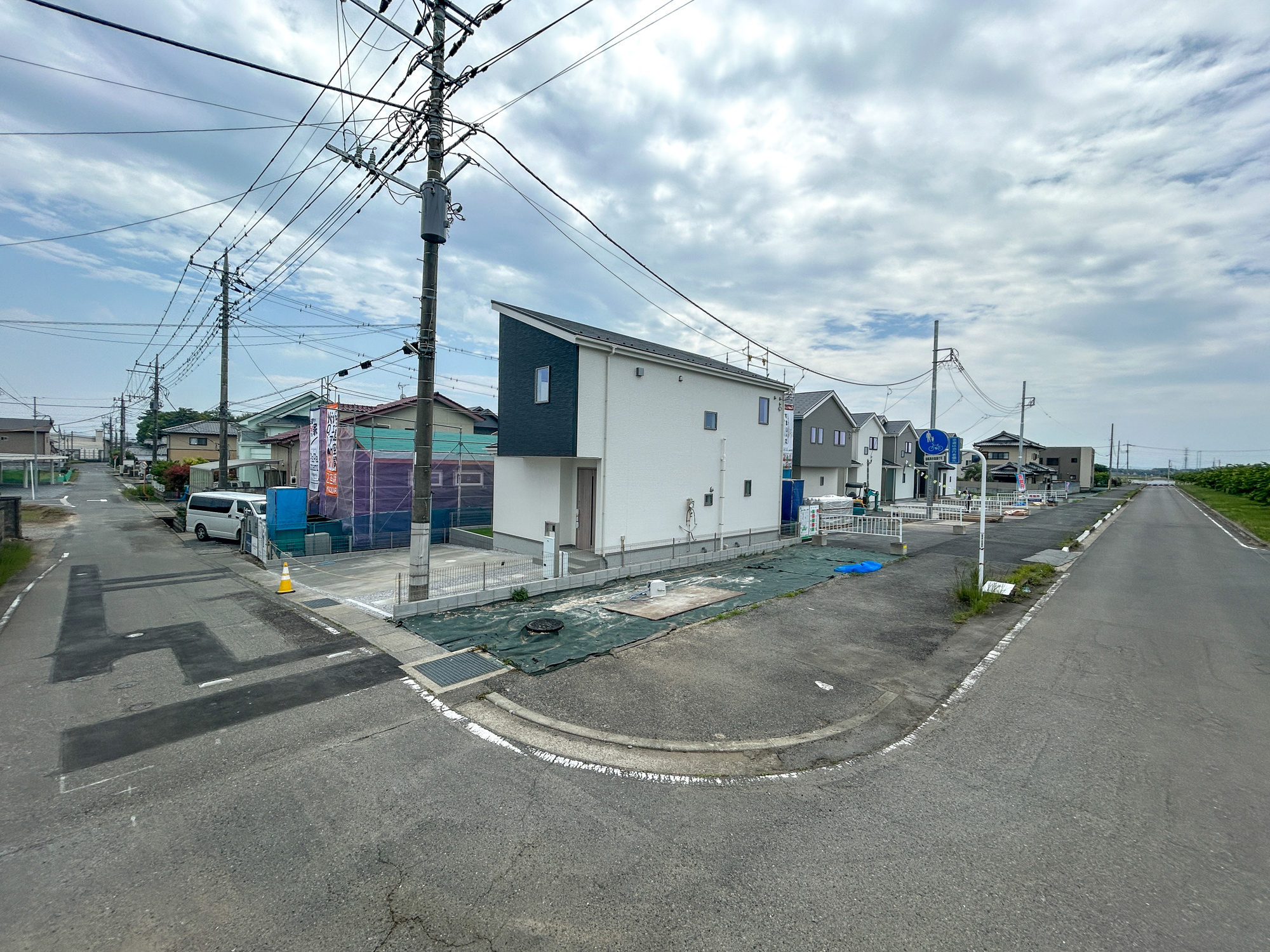 玉村町斎田第２期　新築住宅全7棟の前面道路含む現地写真|閑静な住宅地で子育て家族にピッタリ。毎日のお散歩も快適な緑に恵まれたエリアで、自然に包まれた穏やかな暮らしを実現するための、ゆとりある住環境が整っています。