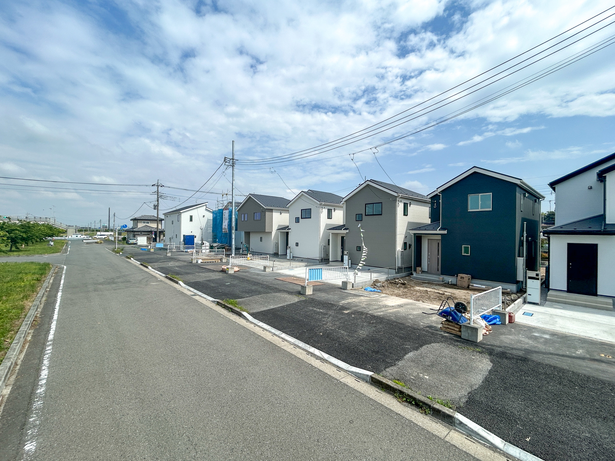 玉村町斎田第２期　新築住宅全7棟の前面道路含む現地写真|低層の一戸建てを中心とした街並みが整然と続き、周辺は高い建物が建っていないので、採光や開放性に恵まれ、空が広く緑の多い閑静な趣を感じる環境です。