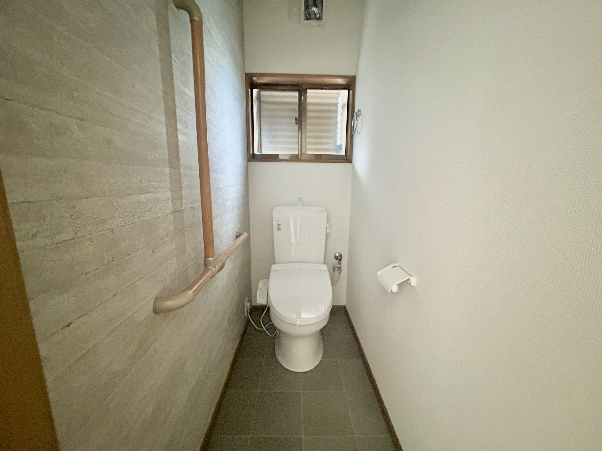 伊勢崎市堀口町1期　中古物件のトイレ|節水性能の高いトイレはもちろんウォシュレット付き♪便器のフチがないタイプなので、お掃除もサッとひと拭きでOK！壁埋込型収納も付いており、スッキリ広々とご利用いただけます。