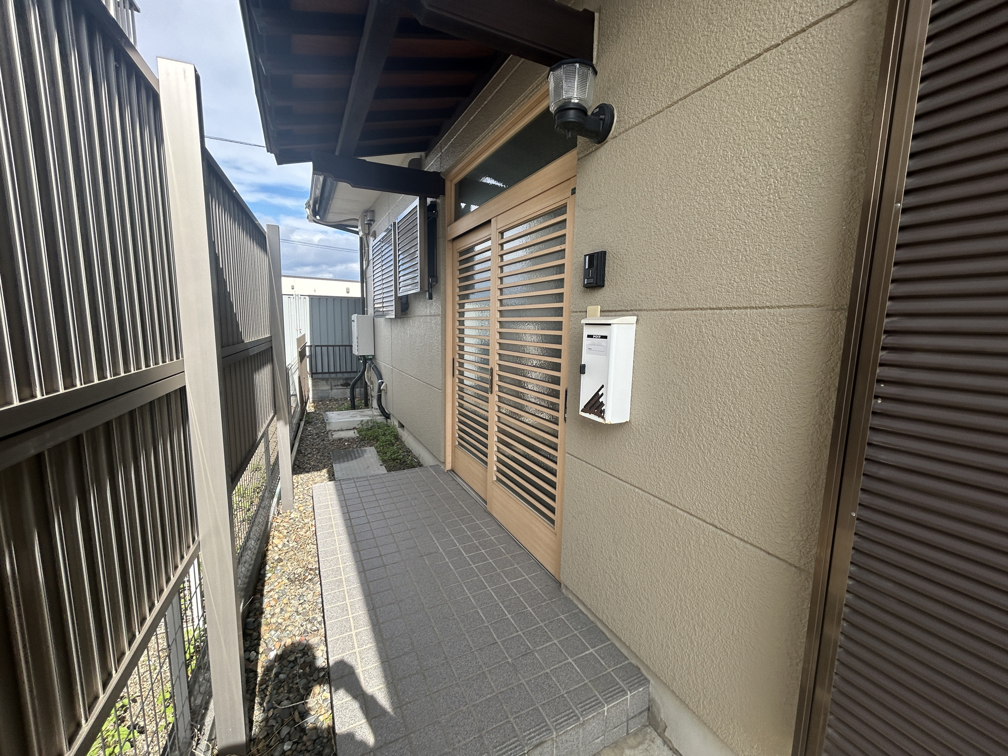 伊勢崎市堀口町1期　中古物件の玄関|玄関上は屋根があるので雨の心配いらず♪