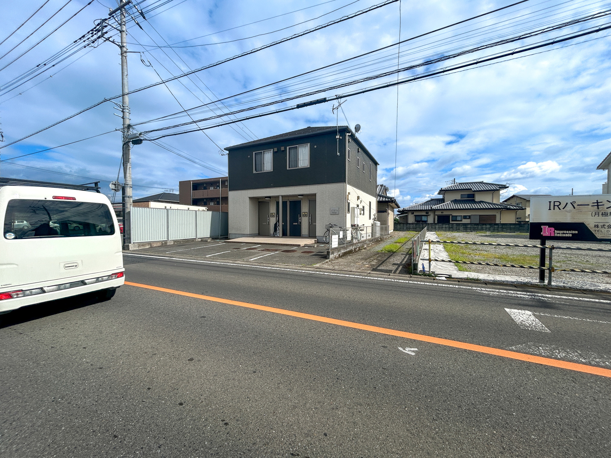 伊勢崎市堀口町1期　中古物件の前面道路含む現地写真|閑静な住宅地で子育て家族にピッタリ。毎日のお散歩も快適な緑に恵まれたエリアで、自然に包まれた穏やかな暮らしを実現するための、ゆとりある住環境が整っています。

