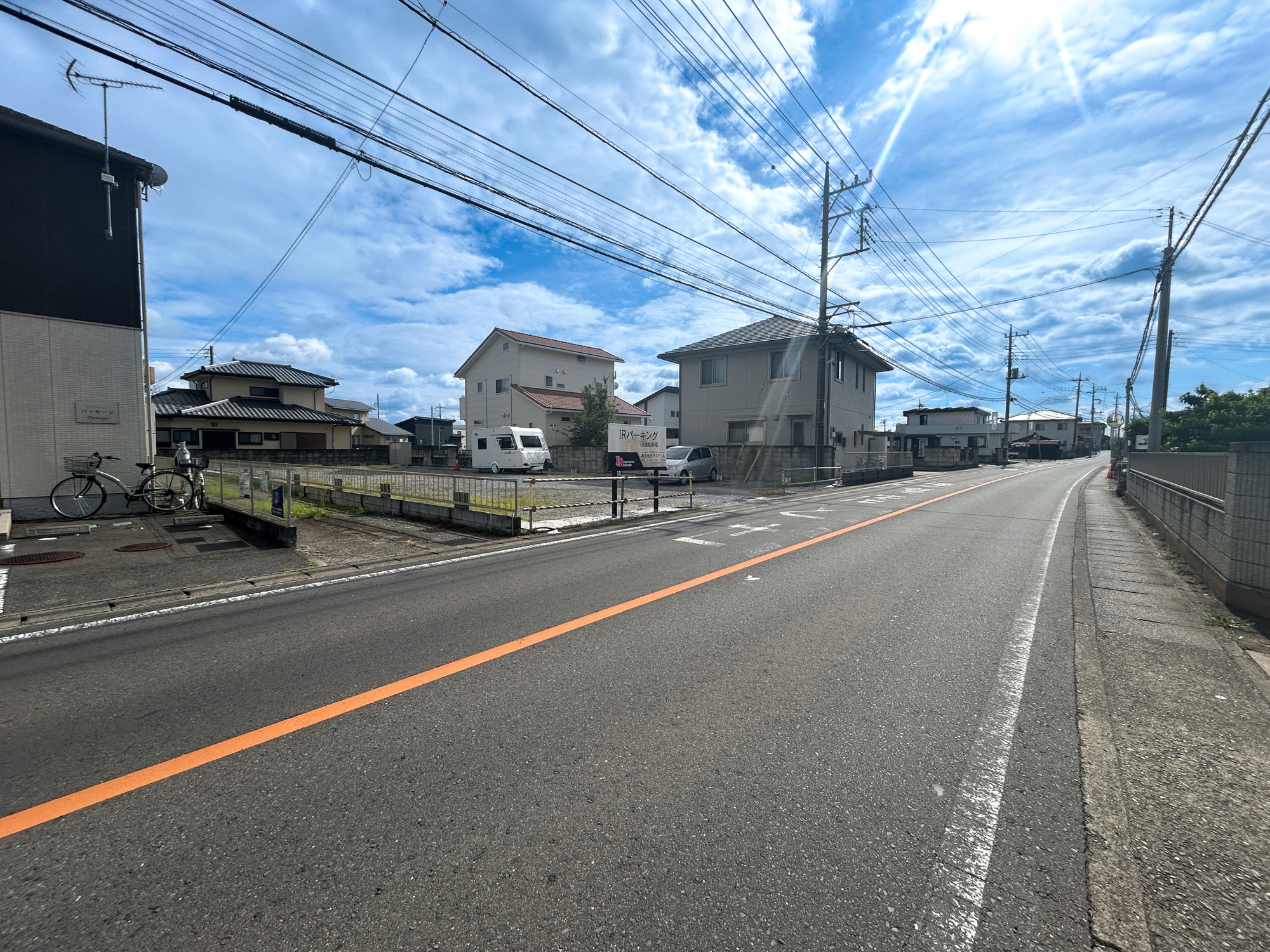 伊勢崎市堀口町1期　中古物件の前面道路含む現地写真|低層の一戸建てを中心とした街並みが整然と続き、周辺は高い建物が建っていないので、採光や開放性に恵まれ、空が広く緑の多い閑静な趣を感じる環境です。

