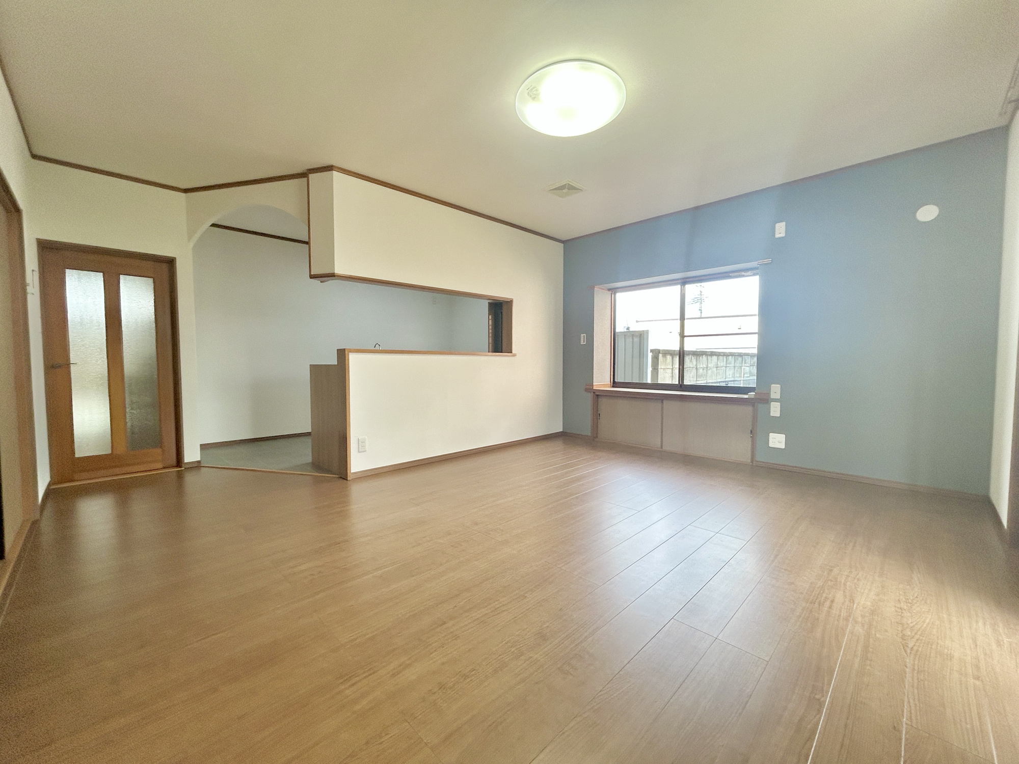 伊勢崎市堀口町1期　中古物件の居間・リビング|室内にいても、たっぷりの陽光と爽やかな風を感じて頂ける、開放感あふれるリビングです。
ご家族と穏やかに過ごす、心地の良い時間が流れます。