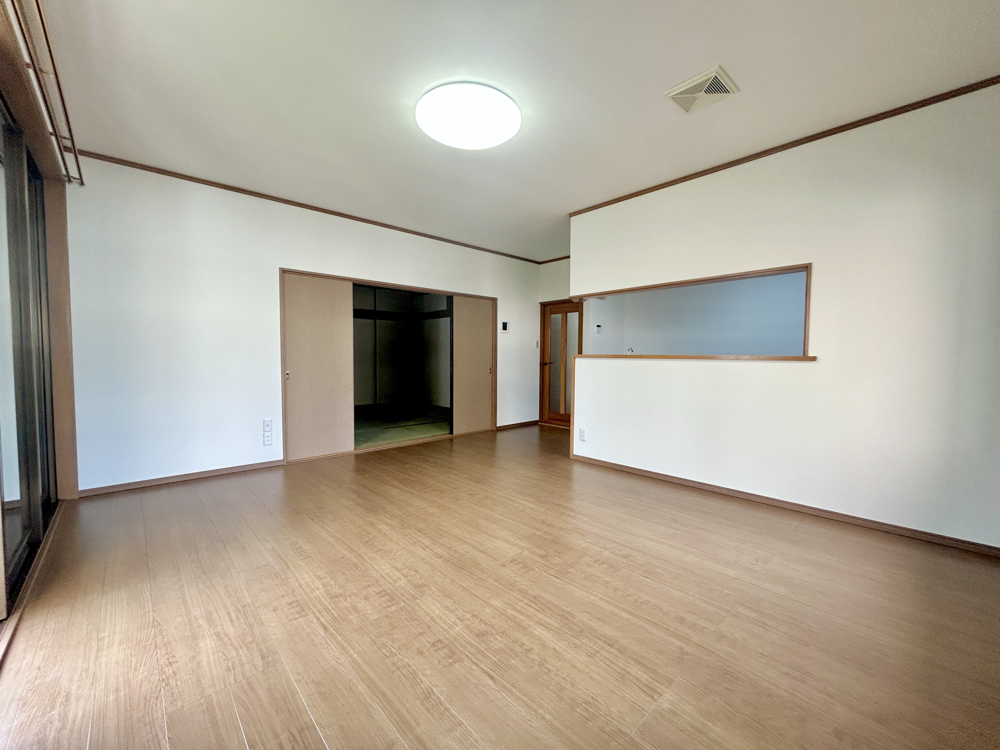 伊勢崎市堀口町1期　中古物件の居間・リビング|オープンでのびやかな空間を生み出す、こだわりの広がりとゆとり。家族と過ごす時間を大切にしたい方にぴったりの明るくゆとりある住空間です。