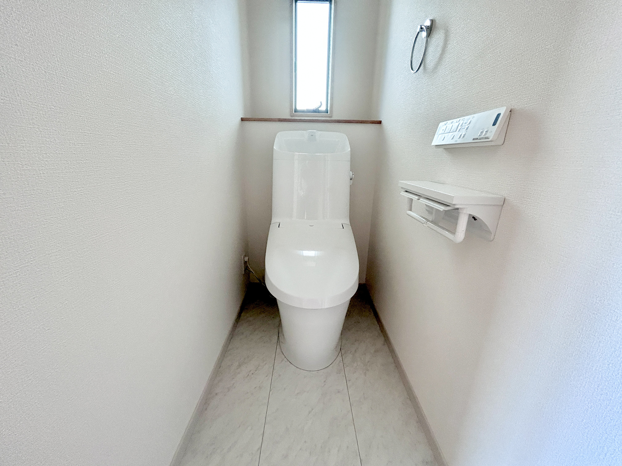前橋市朝倉町3丁目　新築住宅全1棟のトイレ|節水型でエコなトイレには、今では当たり前の洗浄付き。便座を温める機能もついていて、居心地良くてトイレから出られなくなるかも！換気用に換気扇はもちろん、窓も着いているので常に快適ですね♪