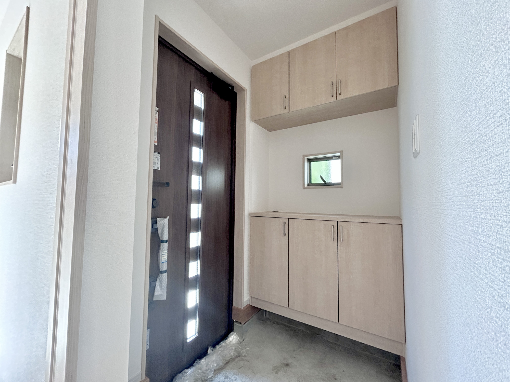 前橋市朝倉町3丁目　新築住宅全1棟の内装|住まう人も来客も入った時にワクワクさせてくれるオシャレな玄関♪
収納もたっぷりあるので、靴がたくさんあっても安心！
気持ちの良い朝は、毎日ここからスタートしていきます♪