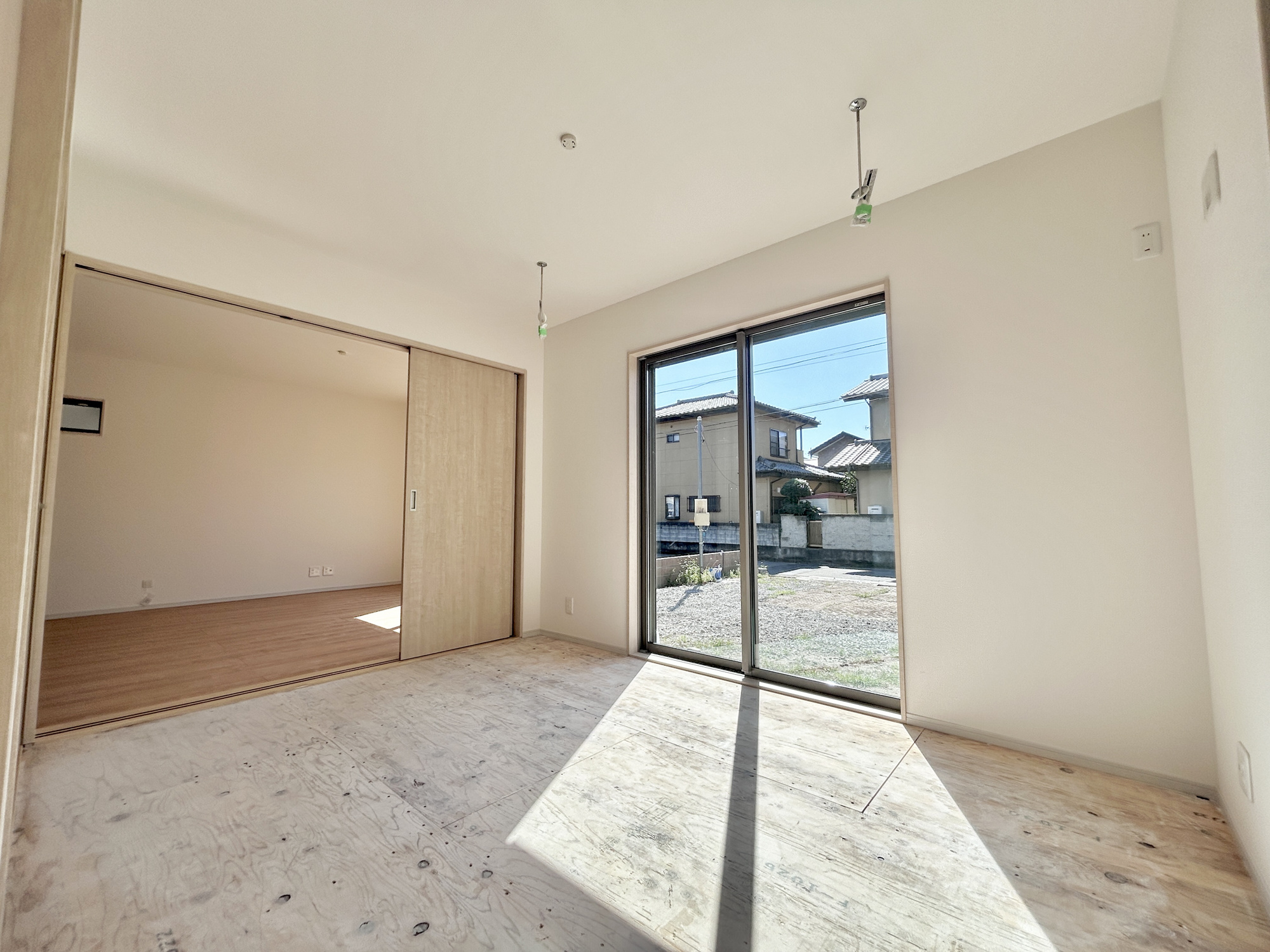 前橋市朝倉町3丁目　新築住宅全1棟の和室|LDKと隣接した和室。
リビングから目が届く場所なので、お子様の遊び部屋・お昼寝スペースとして使うのもオススメです♪