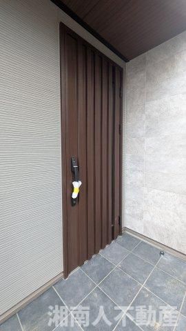 藤沢市片瀬山１丁目６－２７新築戸建ての玄関|落ち着いた玄関です