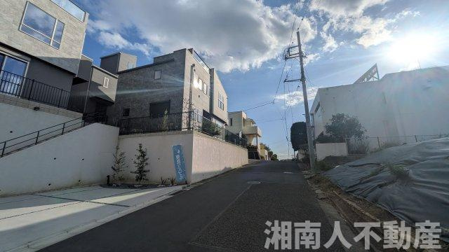 藤沢市片瀬山１丁目６－２７新築戸建ての前面道路含む現地写真|前面道路含む現地写真です