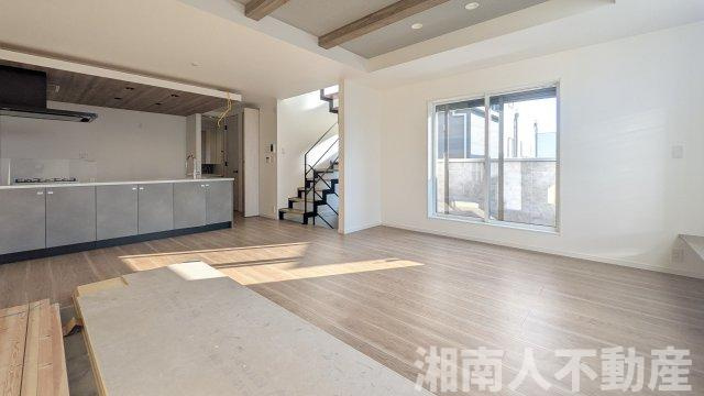 藤沢市片瀬山１丁目６－２７新築戸建ての居間・リビング|使いやすいリビングです