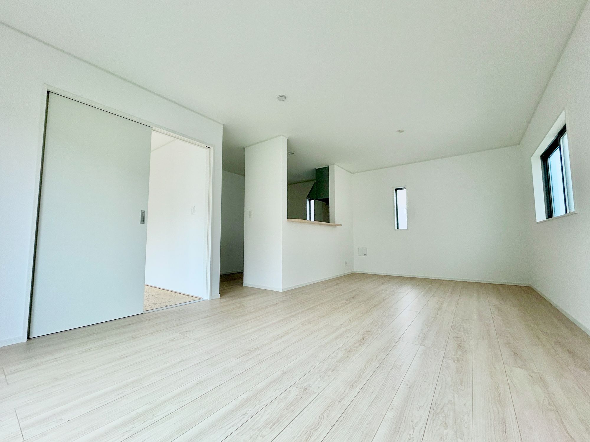 前橋市川原町第4　新築住宅全3棟の居間・リビング|南向きに大きく開いた窓からは、明るい陽射しが射し込みます。
爽やかな風が吹き抜ける心地良いリビングには、自然と家族が集まります。
