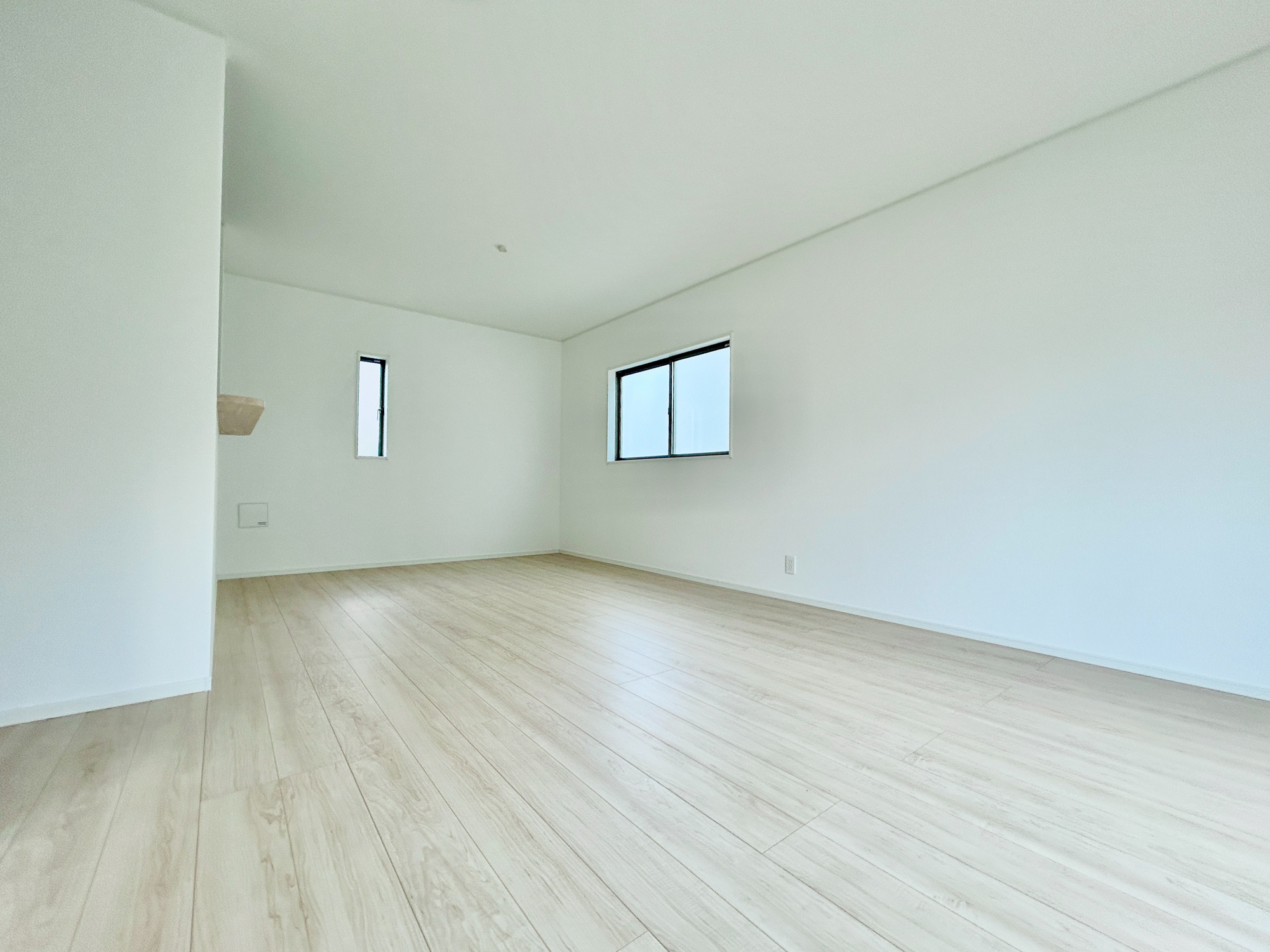 前橋市川原町第4　新築住宅全3棟の居間・リビング|オープンな空間を生み出す、こだわりの広がりとゆとり。家族と過ごす時間を大切にしたい方にぴったりの明るくゆとりある住空間です。南側の窓からの日差しがリビングの隅々までしっかりと届きます！ 