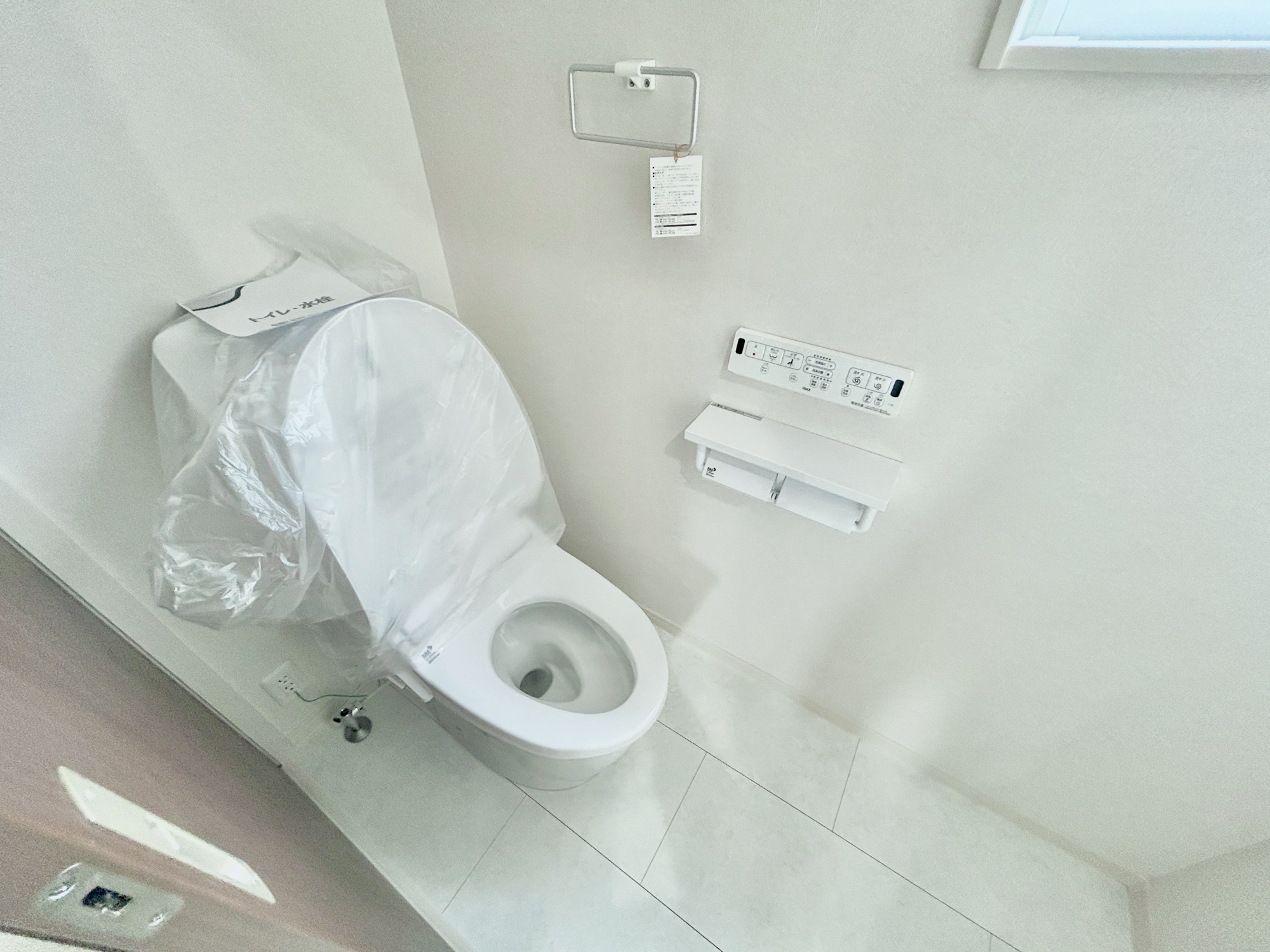 前橋市駒形町　新築住宅全1区画のトイレ|節水型でエコなトイレには、今では当たり前の洗浄付き。便座を温める機能もついていて、居心地良くてトイレから出られなくなるかも！換気用に換気扇はもちろん、窓も着いているので常に快適ですね♪