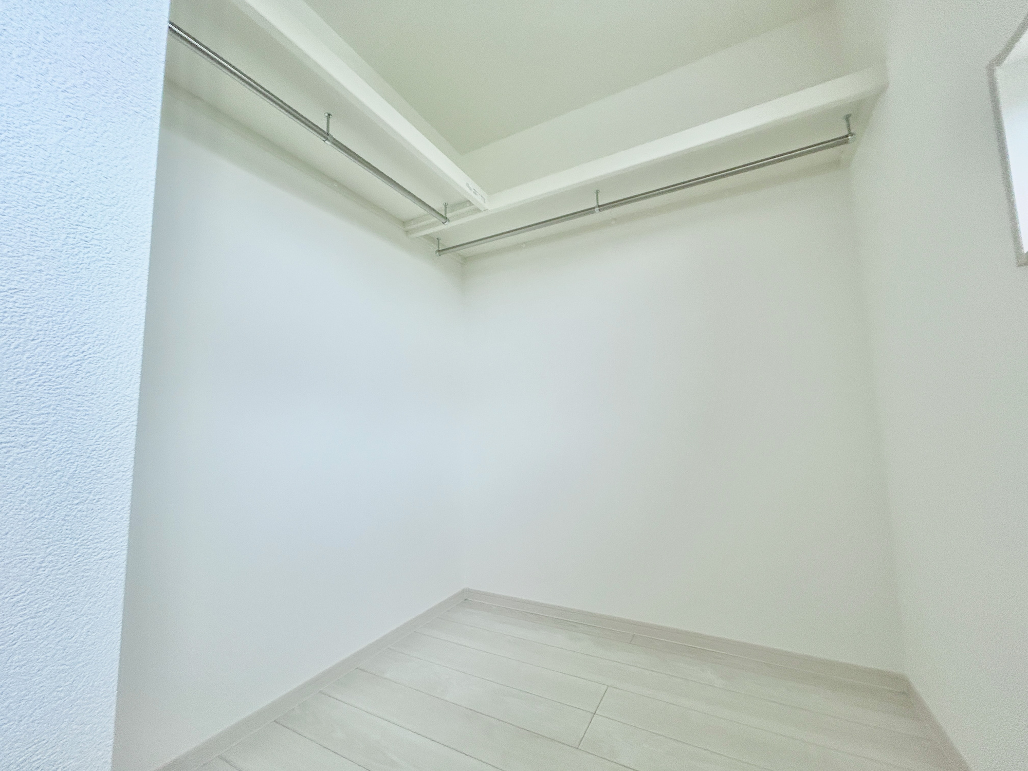 前橋市駒形町　新築住宅全1区画の収納|たくさんのお洋服が入る、ウォークインクローゼット。
お洋服以外にも掃除機やスーツケースなどを一箇所に集約できるのが魅力です♪
収納ケースを置かなくていいのでお部屋の見た目にもスッキリ！