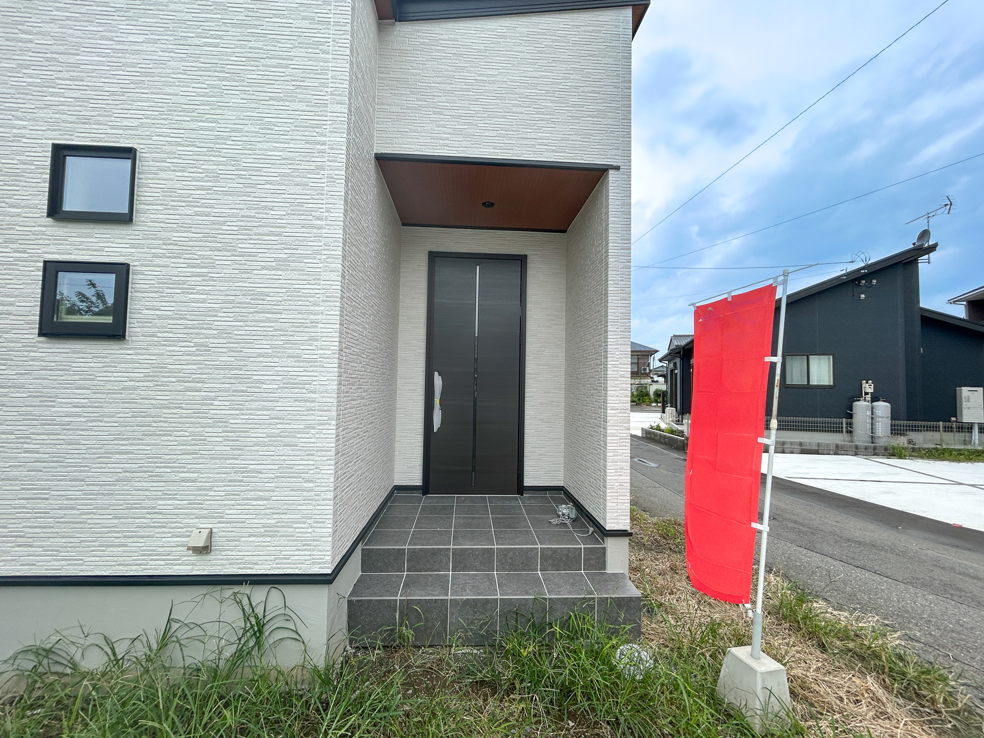 前橋市駒形町　新築住宅全1区画の玄関|玄関上は屋根があるので雨の心配いらず♪