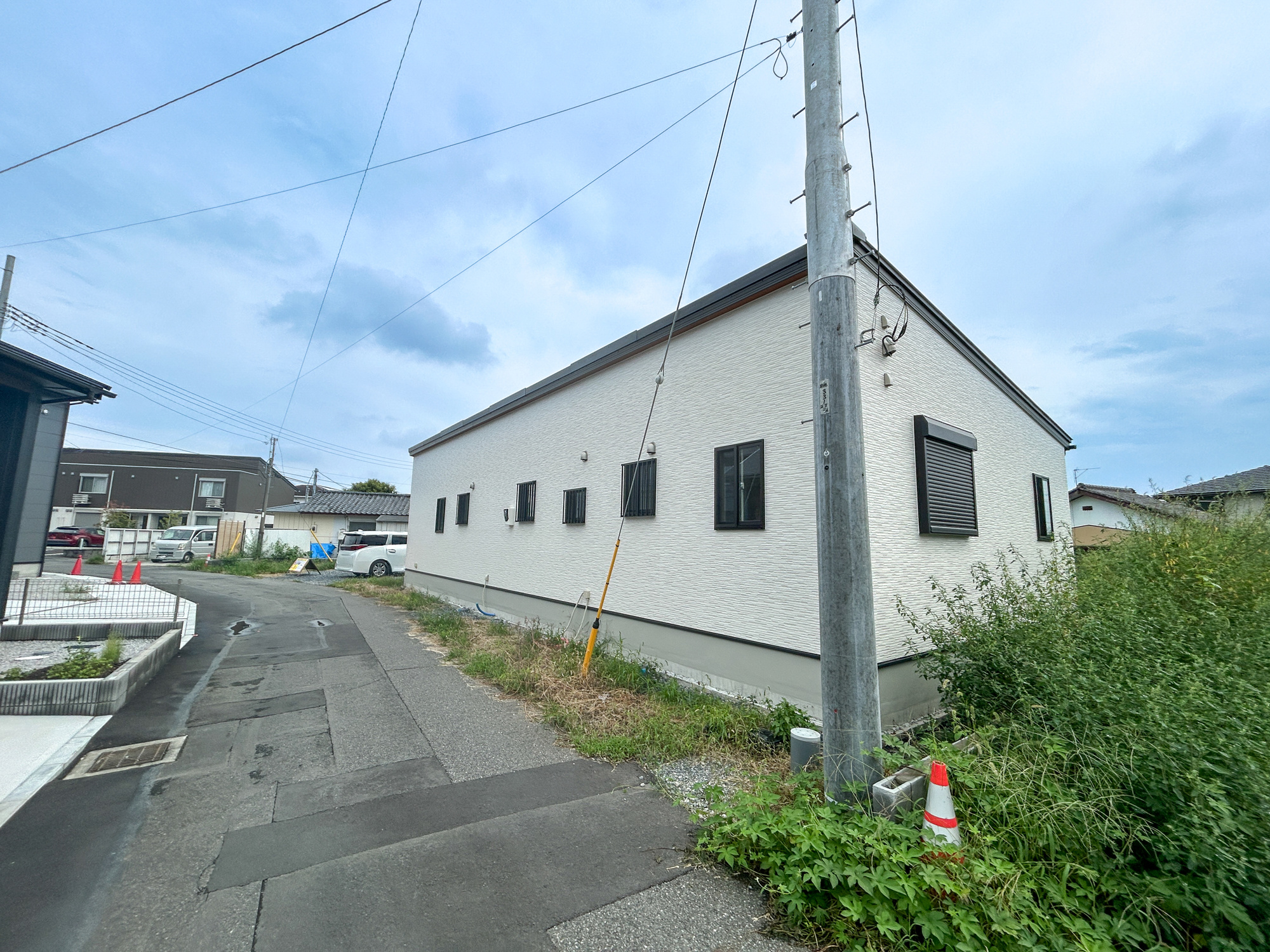 前橋市駒形町　新築住宅全1区画の前面道路含む現地写真|低層の一戸建てを中心とした街並みが整然と続き、周辺は高い建物が建っていないので、採光や開放性に恵まれ、空が広く緑の多い閑静な趣を感じる環境です。

