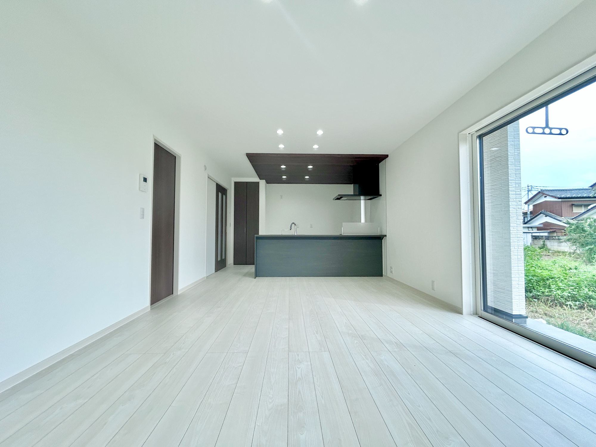 前橋市駒形町　新築住宅全1区画の居間・リビング|大きく開いた窓からは、明るい陽射しが射し込みます。
爽やかな風が吹き抜ける心地良いリビングには、自然と家族が集まります。
