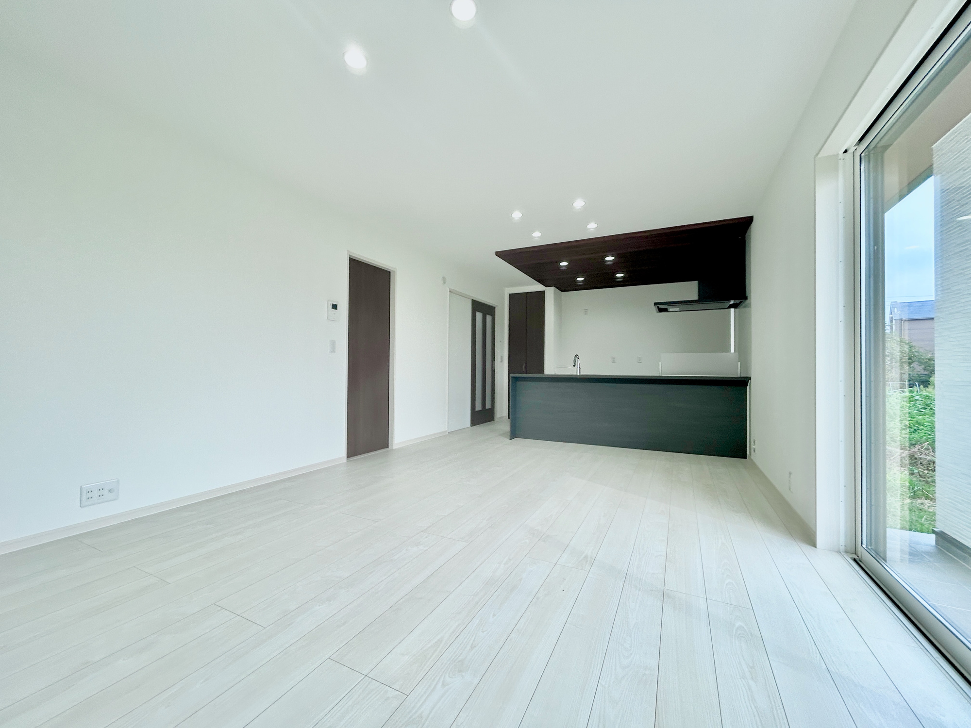前橋市駒形町　新築住宅全1区画の居間・リビング|室内にいても、たっぷりの陽光と爽やかな風を感じて頂ける、開放感あふれるリビングです。
ご家族と穏やかに過ごす、心地の良い時間が流れます。