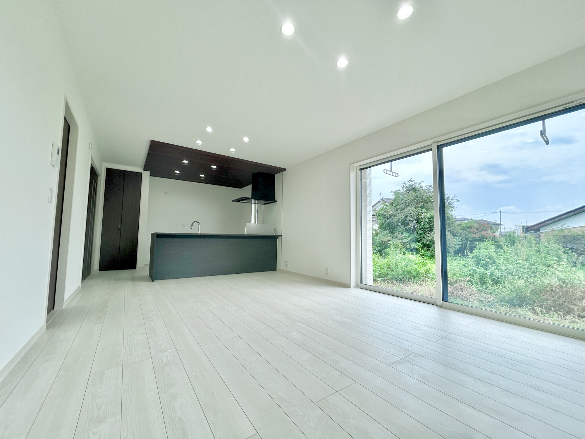 前橋市駒形町　新築住宅全1区画の居間・リビング|オープンな空間を生み出す、こだわりの広がりとゆとり。家族と過ごす時間を大切にしたい方にぴったりの明るくゆとりある住空間です。南側の窓からの日差しがリビングの隅々までしっかりと届きます！ 