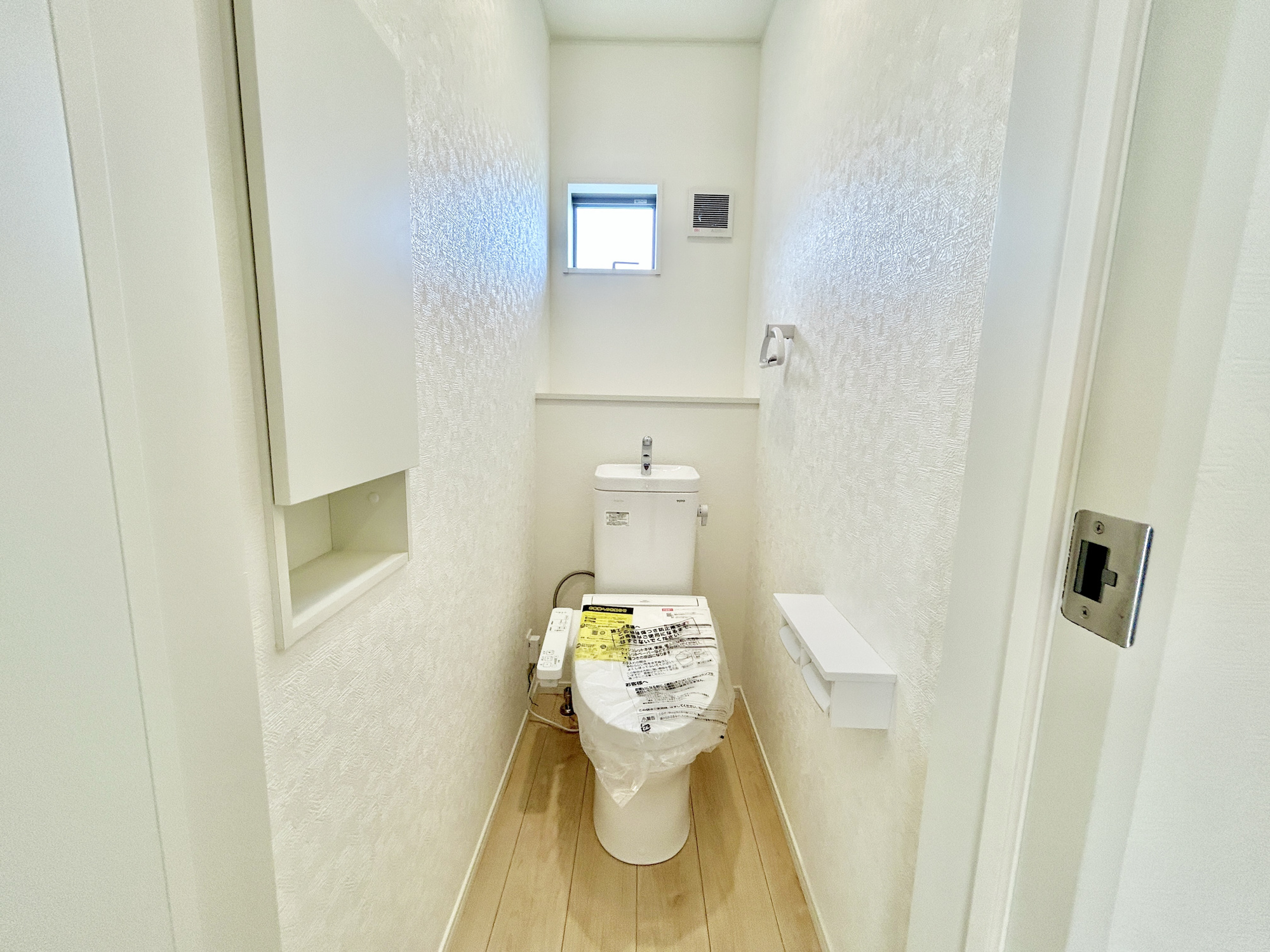 前橋市稲荷新田町第3　新築住宅全4棟のトイレ|節水型でエコなトイレには、今では当たり前の洗浄付き。便座を温める機能もついていて、居心地良くてトイレから出られなくなるかも！換気用に換気扇はもちろん、窓も着いているので常に快適ですね♪