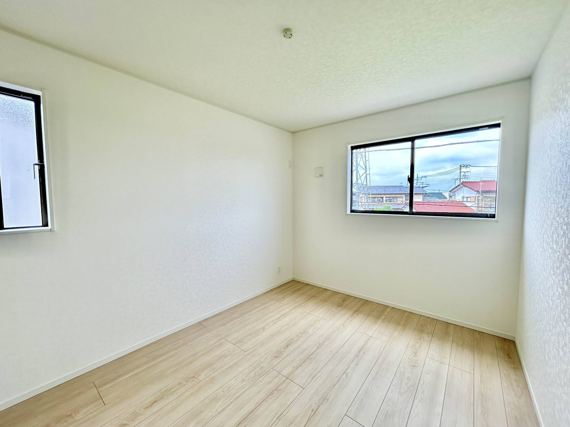 前橋市稲荷新田町第3　新築住宅全4棟の寝室|木目のフローリングが暖かみのある室内に。明るい寝室で心地のいい朝を迎えられそう。