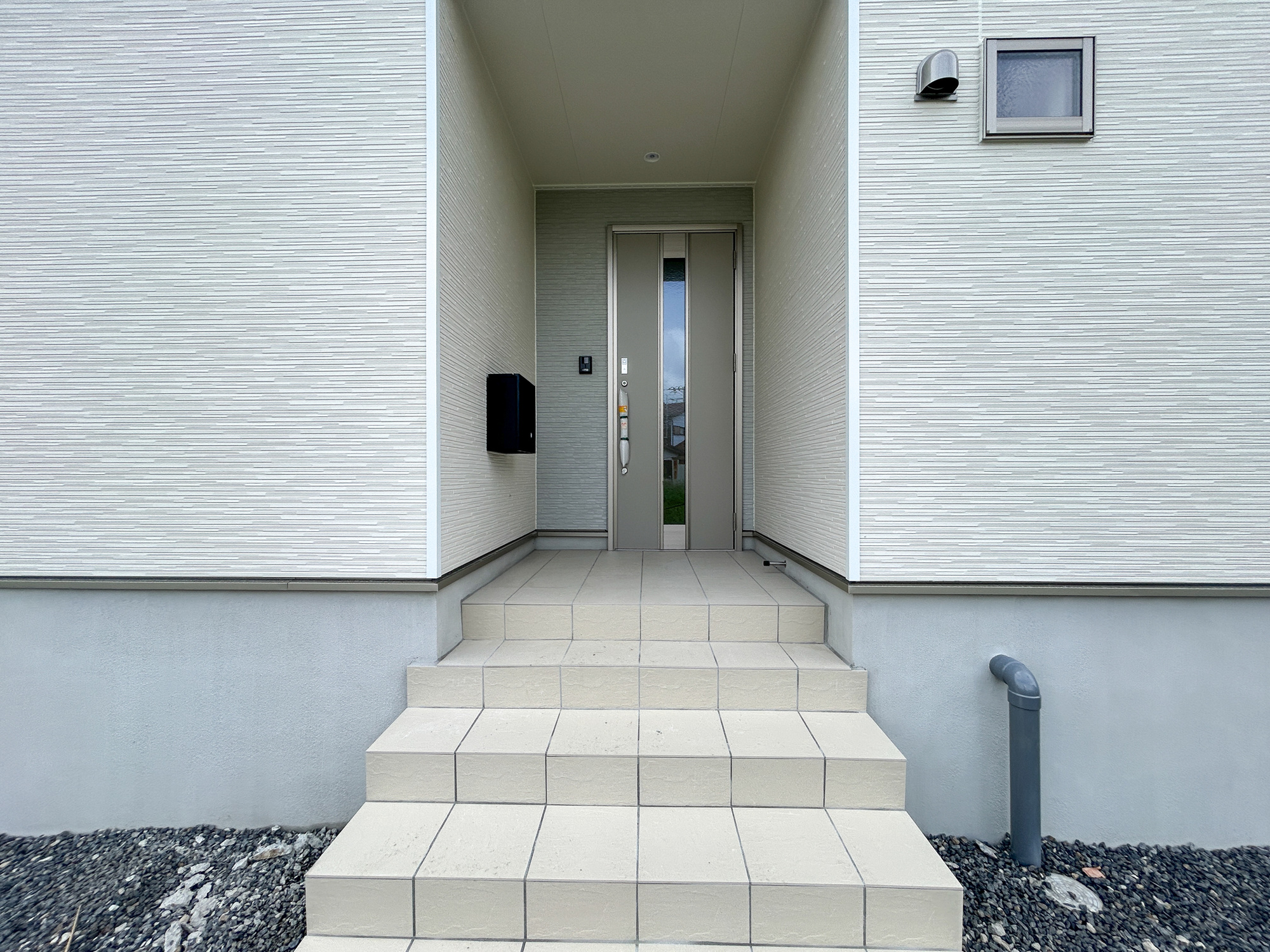 前橋市稲荷新田町第3　新築住宅全4棟の玄関|明るく優しいイメージの玄関アプローチ。玄関上は屋根があるので雨の心配いらず♪