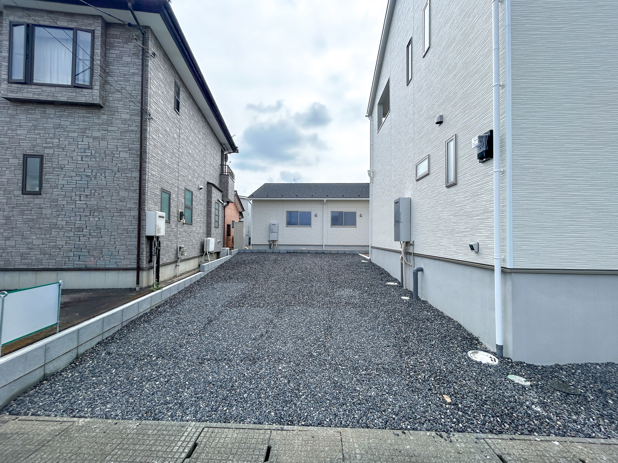前橋市稲荷新田町第3　新築住宅全4棟の駐車場|駐車2台可能です！砂利が施工してあるのでお手入れ不要です♪