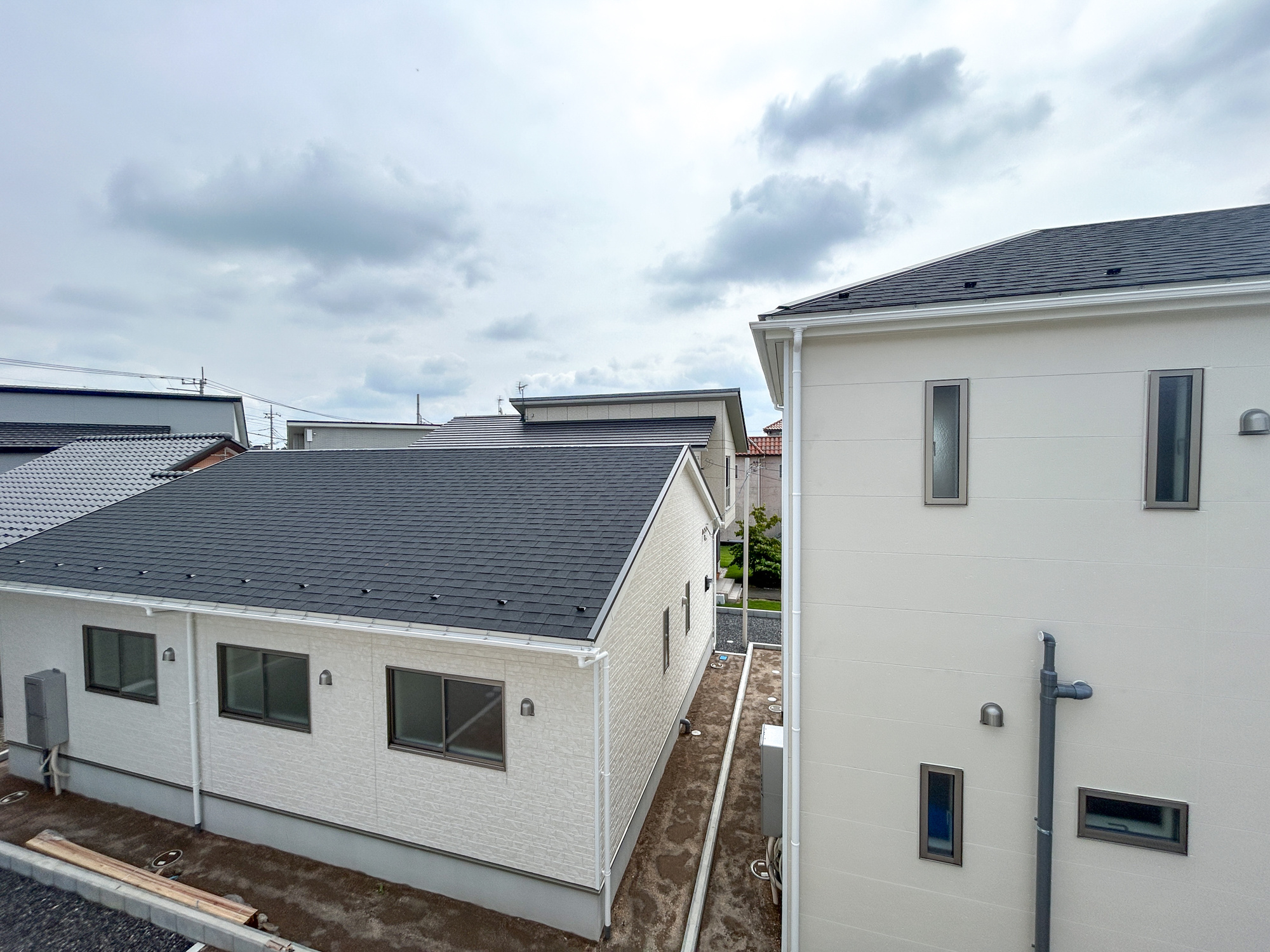 前橋市稲荷新田町第3　新築住宅全4棟の展望|閑静な住宅地で子育て家族にピッタリ。毎日のお散歩も快適な緑に恵まれたエリアで、自然に包まれた穏やかな暮らしを実現するための、ゆとりある住環境が整っています。緑の潤いを感じながらホッと生活できそう。