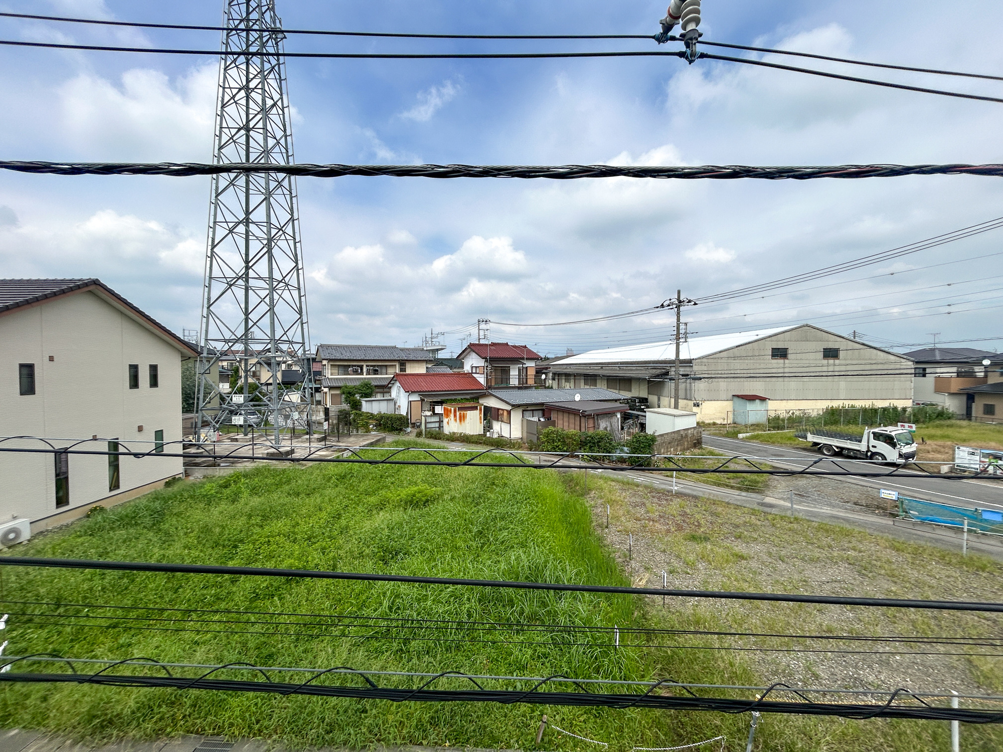 前橋市稲荷新田町第3　新築住宅全4棟の展望|低層の一戸建てを中心とした街並みが整然と続き、周辺は高い建物が建っていないので、採光や開放性に恵まれ、空が広く緑の多い閑静な趣を感じる環境です。