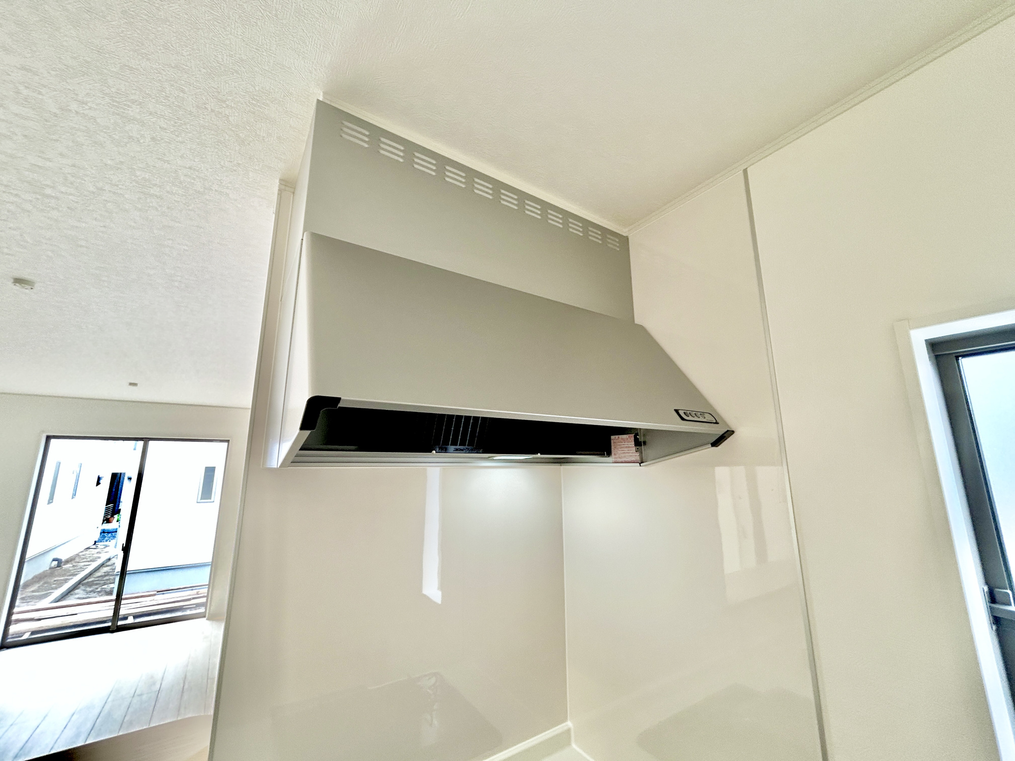 前橋市稲荷新田町第3　新築住宅全4棟の設備|キッチンの見た目もスッキリし、稼働している時も音が静かなレンジフード。		