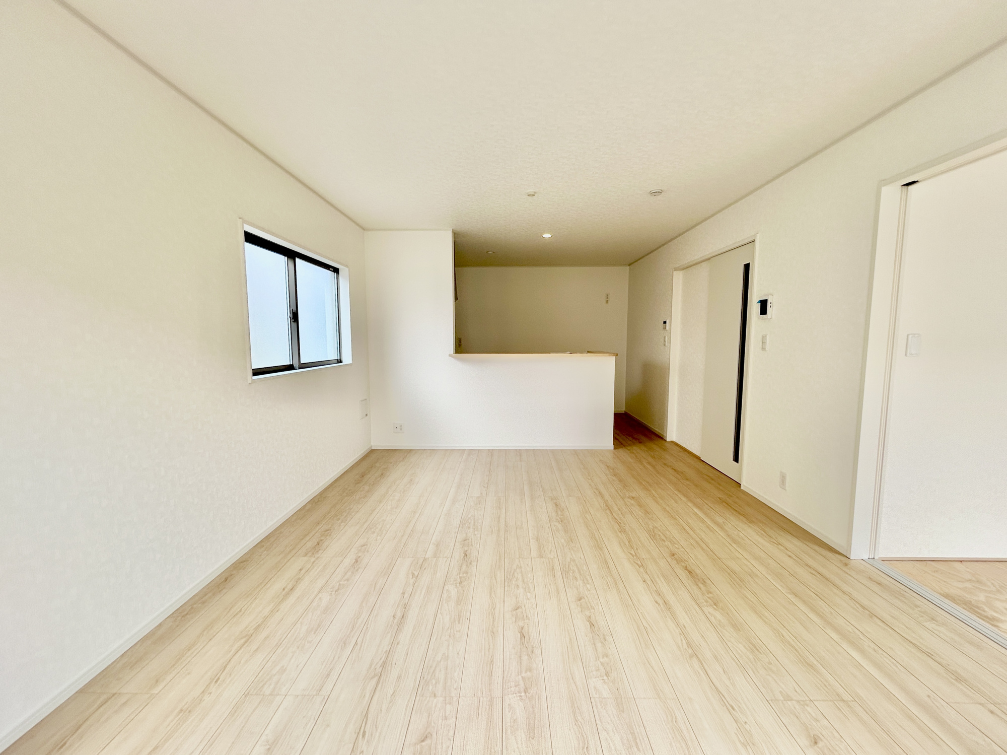 前橋市稲荷新田町第3　新築住宅全4棟の居間・リビング|大きく開いた窓からは、明るい陽射しが射し込みます。
爽やかな風が吹き抜ける心地良いリビングには、自然と家族が集まります。
