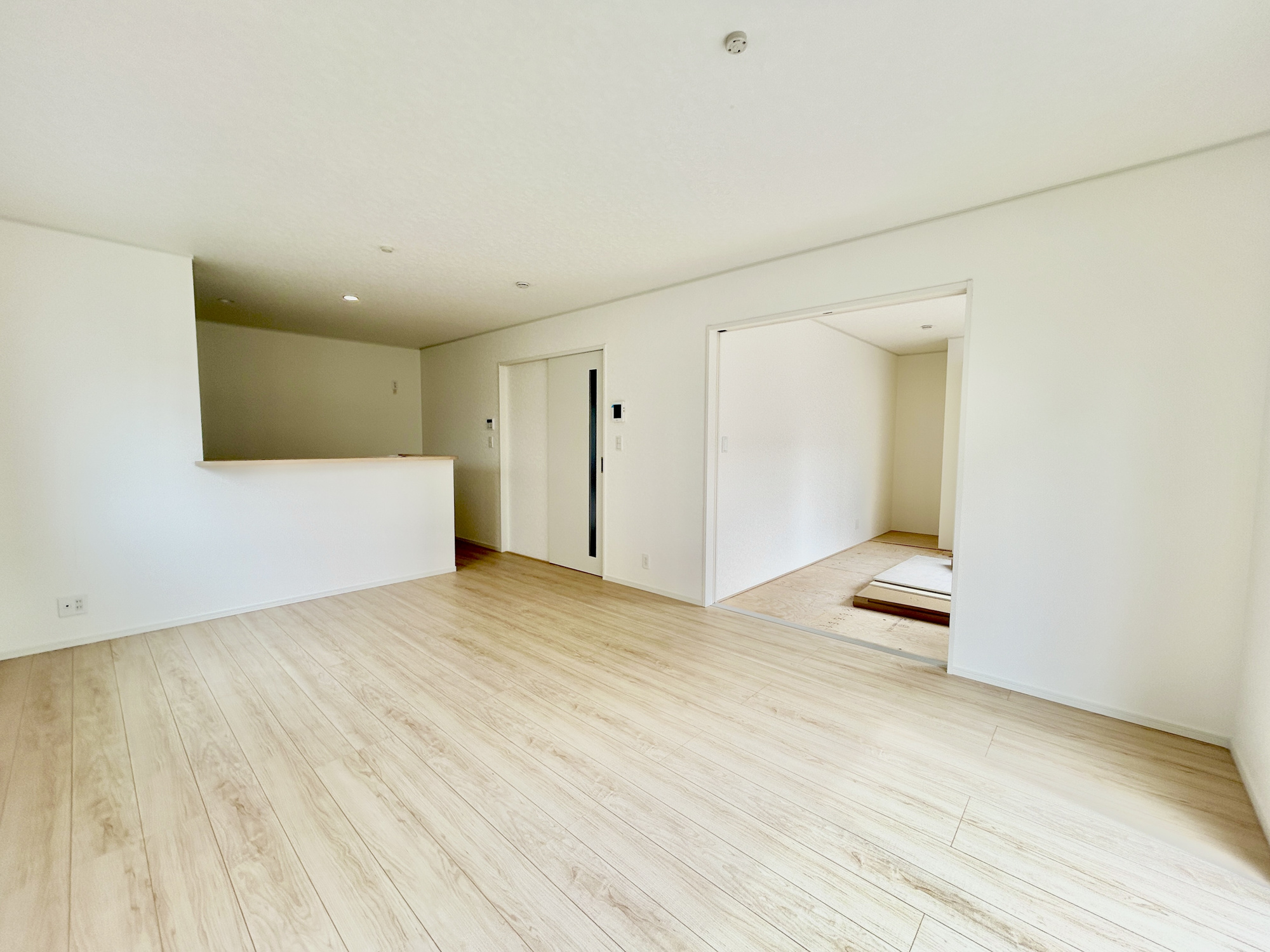前橋市稲荷新田町第3　新築住宅全4棟の居間・リビング|室内にいても、たっぷりの陽光と爽やかな風を感じて頂ける、開放感あふれるリビングです。
ご家族と穏やかに過ごす、心地の良い時間が流れます。
