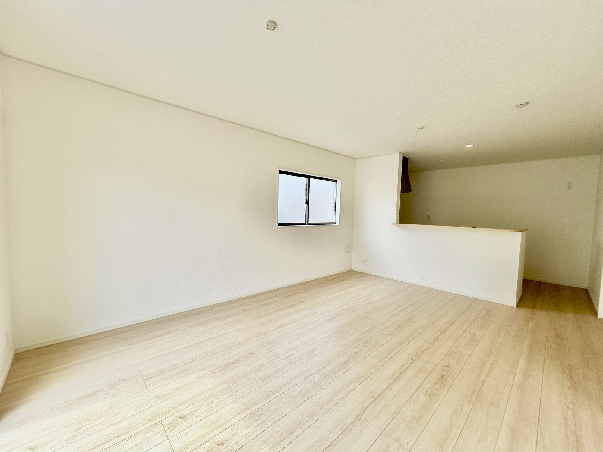 前橋市稲荷新田町第3　新築住宅全4棟の居間・リビング|オープンな空間を生み出す、こだわりの広がりとゆとり。家族と過ごす時間を大切にしたい方にぴったりの明るくゆとりある住空間です。窓からの日差しがリビングの隅々までしっかりと届きます！ 