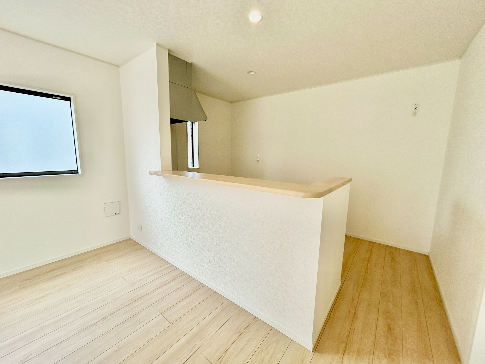 前橋市稲荷新田町第3　新築住宅全4棟の居間・リビング|ここにはみんなが集い、食事と楽しい会話が始まる。話に夢中になりすぎて、ついつい時を忘れてしまう。そんな束の間の幸せを感じさせてくれる場所。