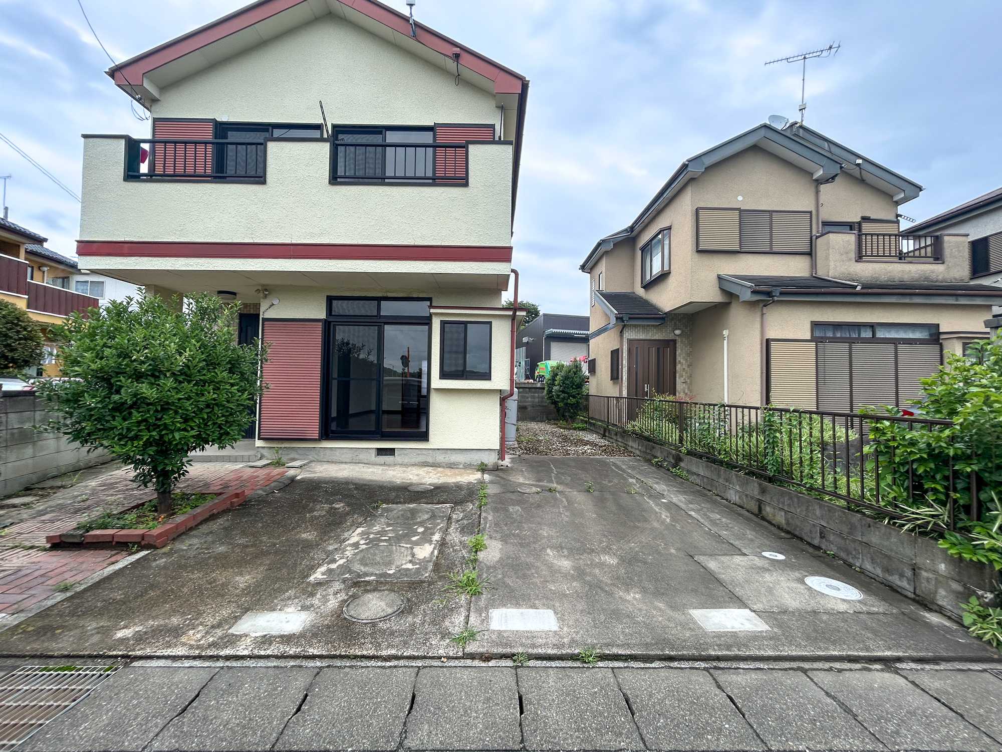 高崎市新後閑町1期　中古物件の駐車場|駐車場は全面アスファルト施工済みでお手入れ不要です(^^♪