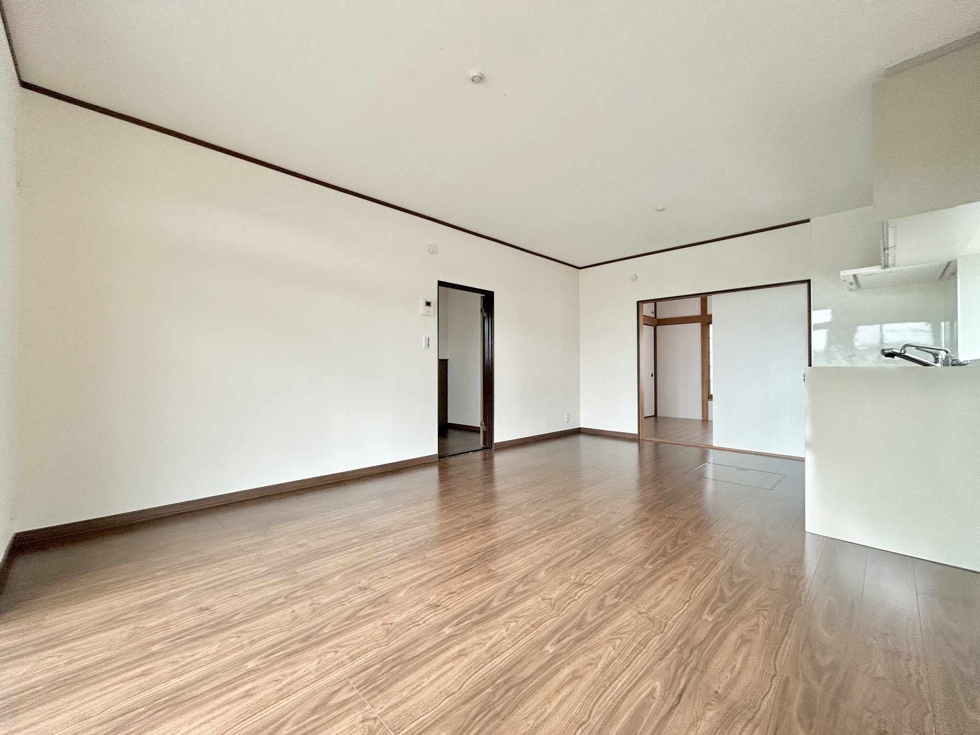 高崎市新後閑町1期　中古物件の居間・リビング|オープンな空間を生み出す、こだわりの広がりとゆとり。家族と過ごす時間を大切にしたい方にぴったりの明るくゆとりある住空間です。南側の窓からの日差しがリビングの隅々までしっかりと届きます！ 