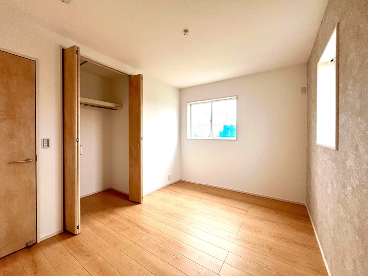 ６帖の洋室はお子さんの部屋にも使いやすく、2面採光なので明るいです。